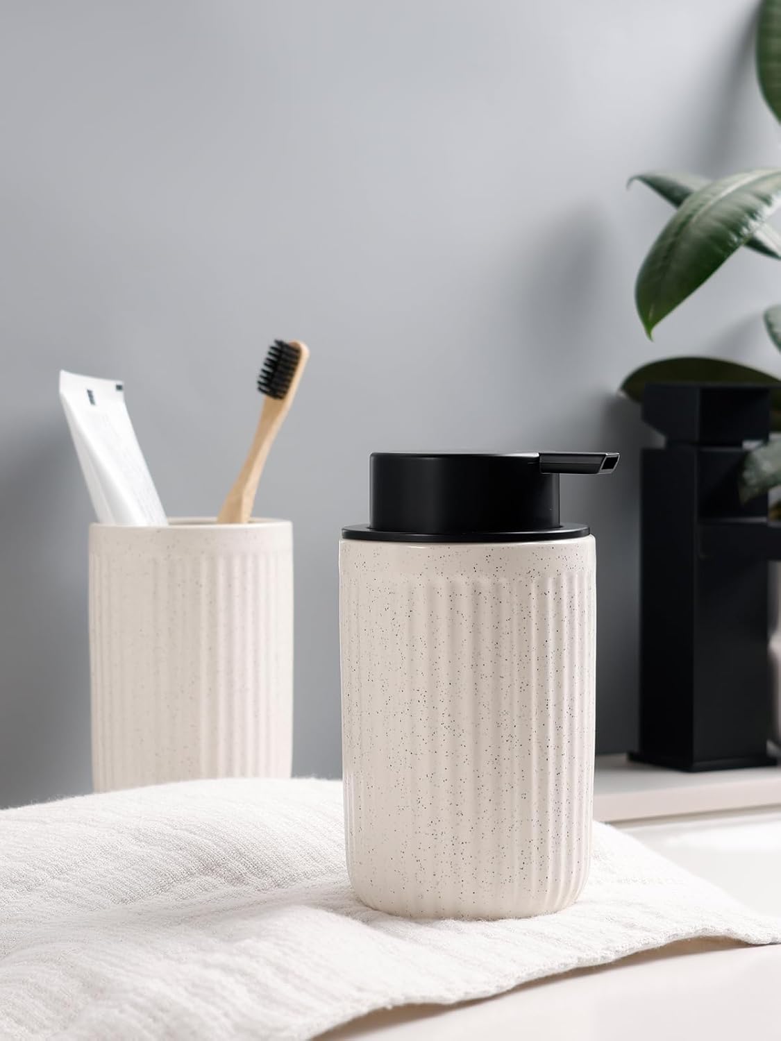 Dispensador de jabón Pockmark de cerámica reciclada y arcilla ecológica BosilunLife