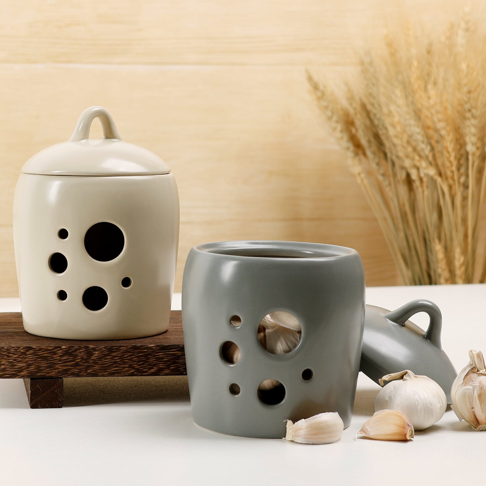 BosilunLife Ceramic Garlic Keeper – Ventilated Storage Jar to Keep Garlic Fresh Longer