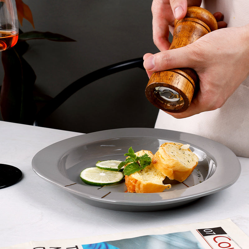 sprinkle pepper on the soup plate